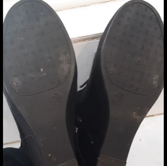 Size 7.5 black wedges - Picture 3 of 3